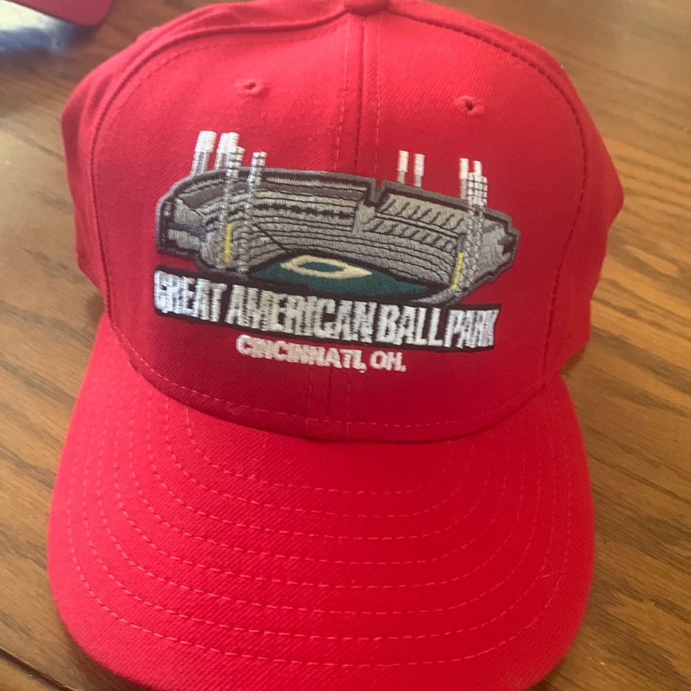2/15 - Cincinnati Reds Fitted cap 7 1/2 bundle